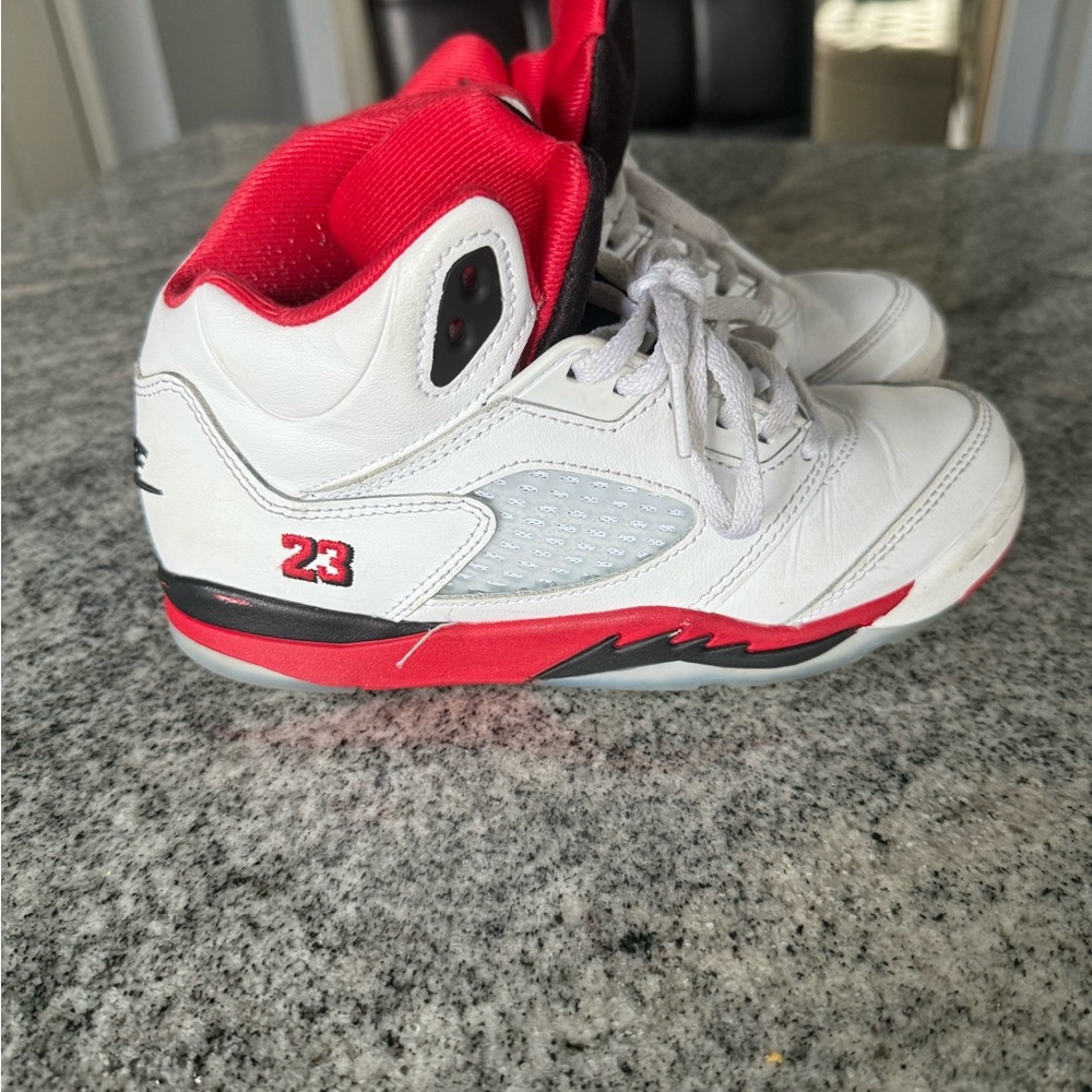 Nike Air Jordan 5 Retro Fire Red 2025 Size Boys 2,5 Youth